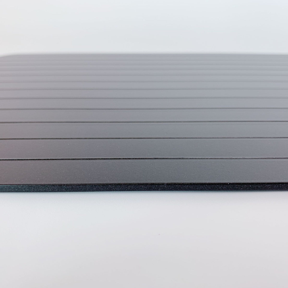 Defrosting tray for household use